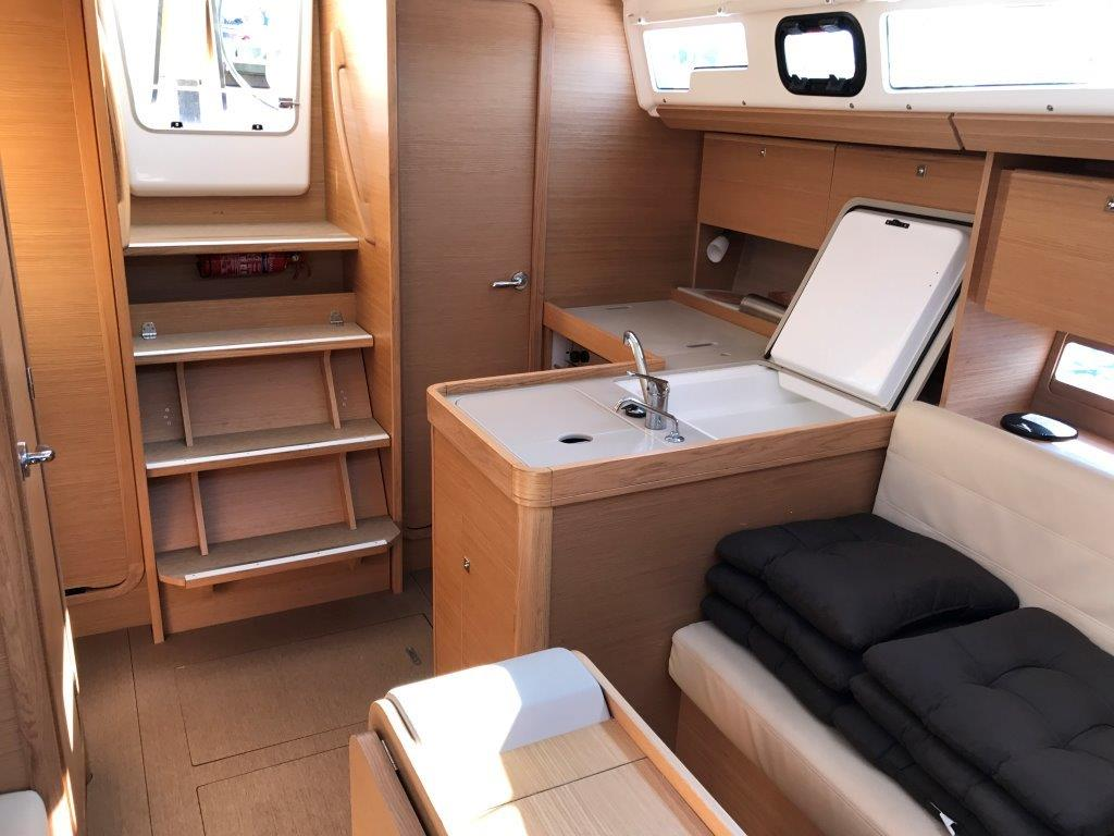 Sailing yacht 