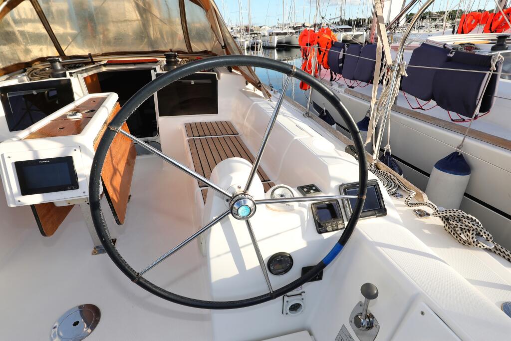 Sailing yacht 