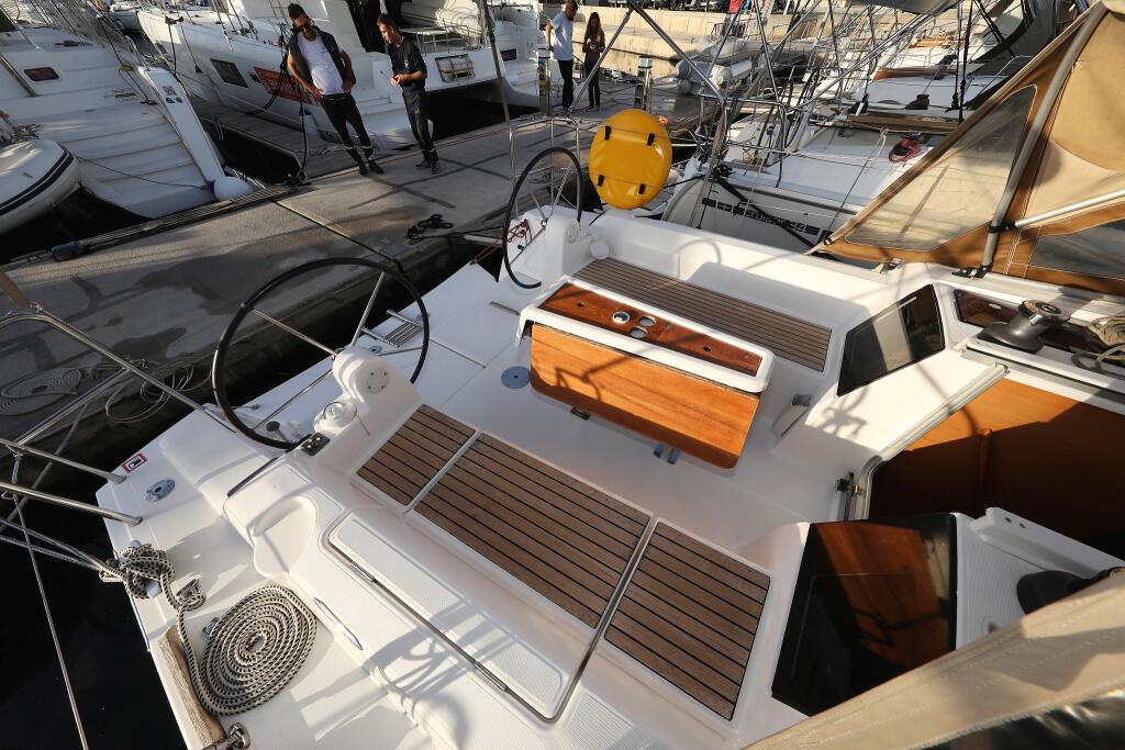 Sailing yacht 