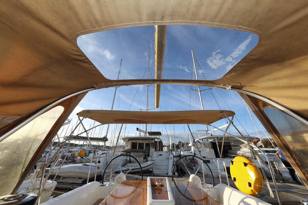Sailing yacht 