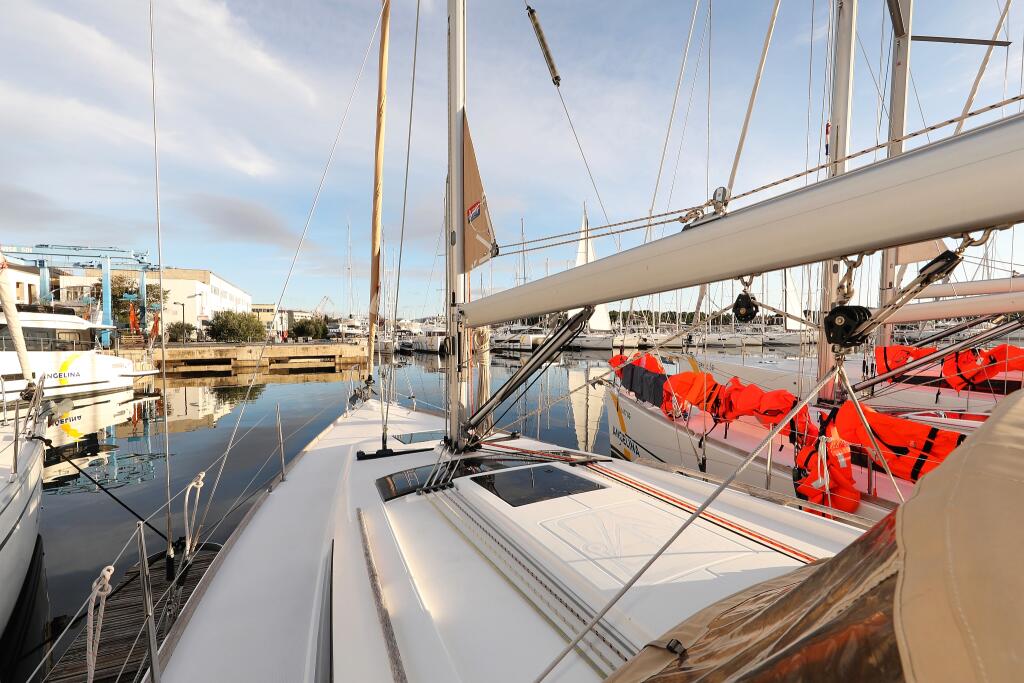 Sailing yacht 
