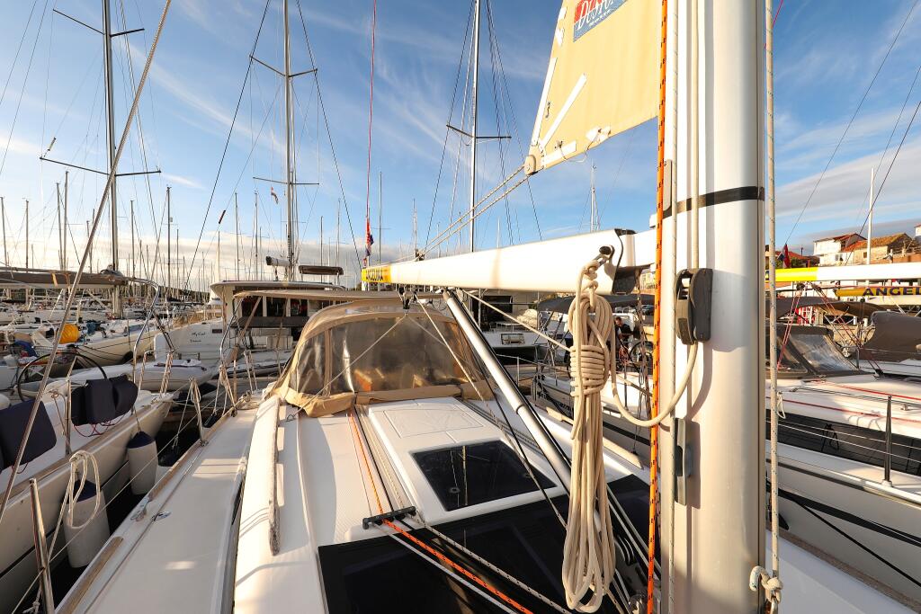 Sailing yacht 