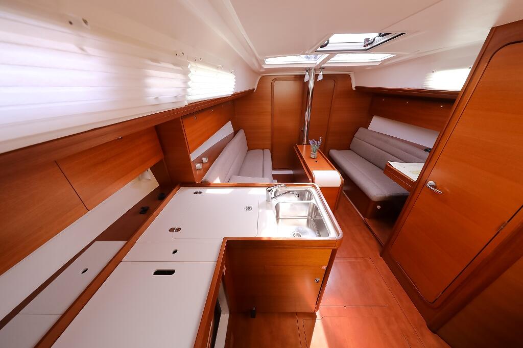 Sailing yacht 