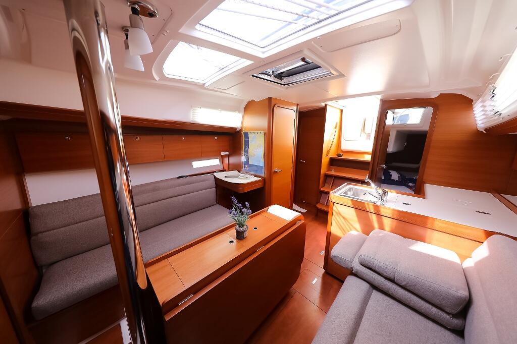 Sailing yacht 