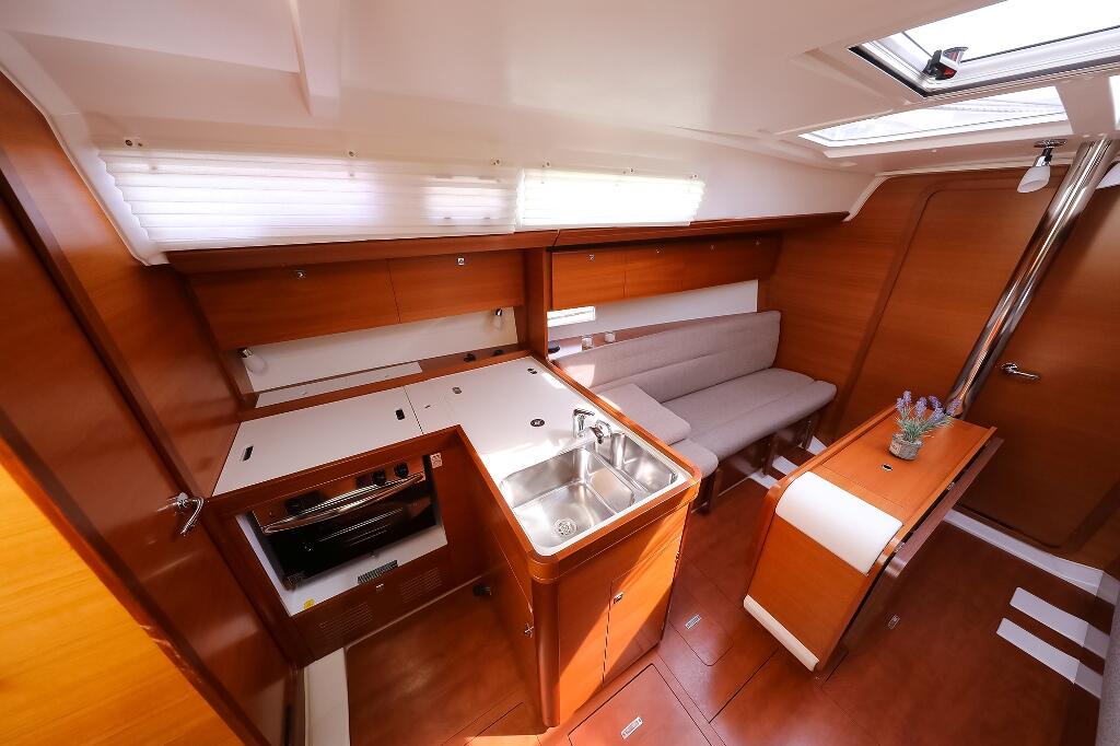 Sailing yacht 