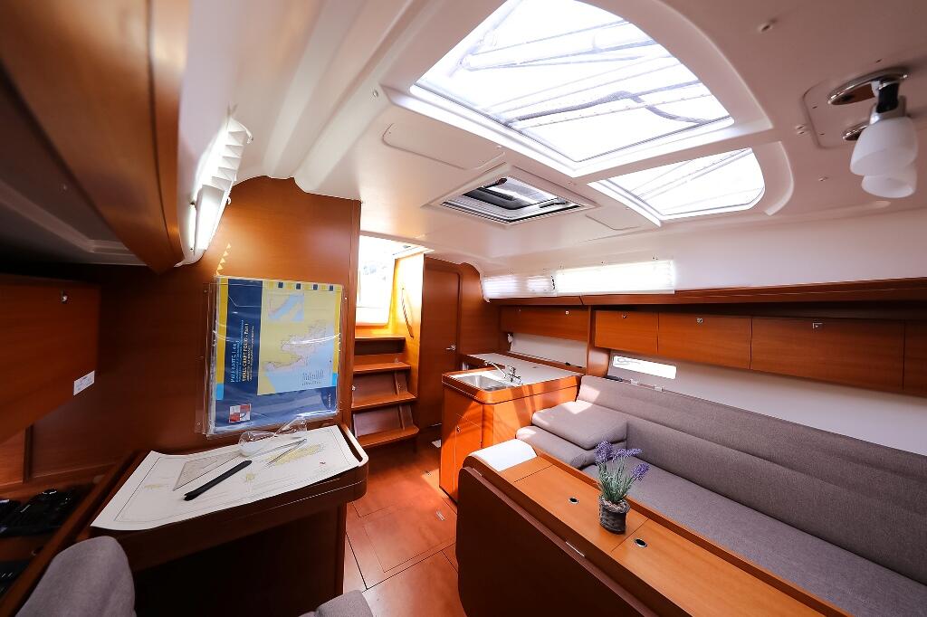 Sailing yacht 