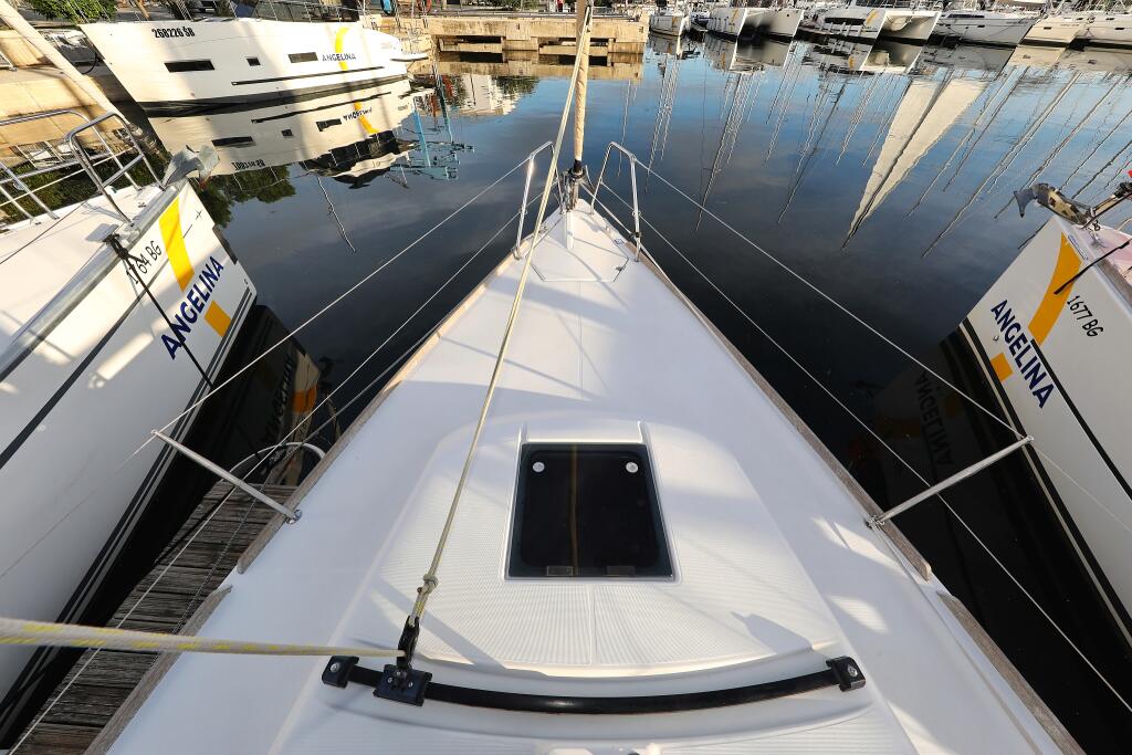 Sailing yacht 