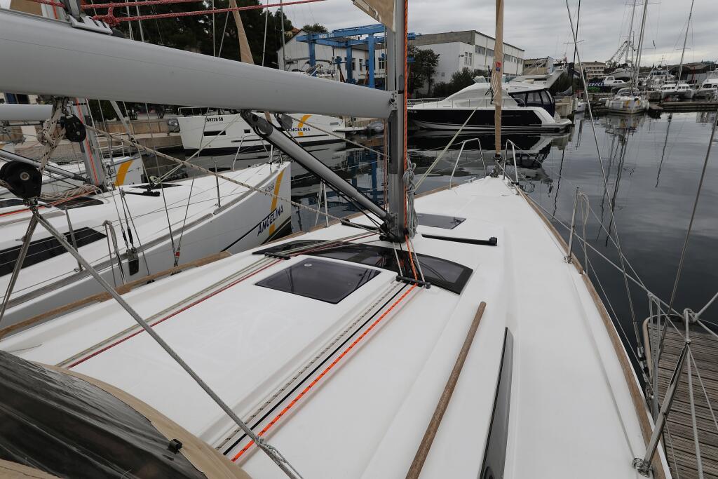 Sailing yacht 