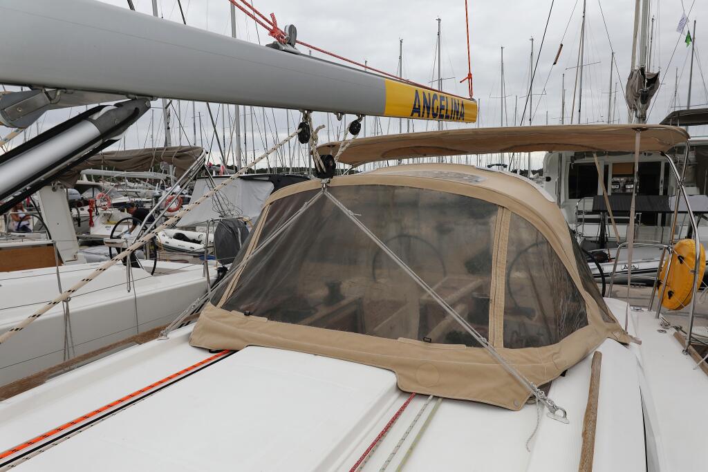 Sailing yacht 
