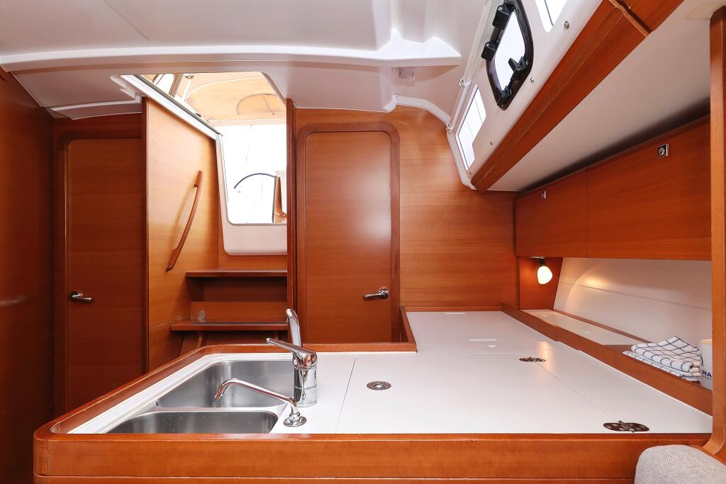 Sailing yacht 