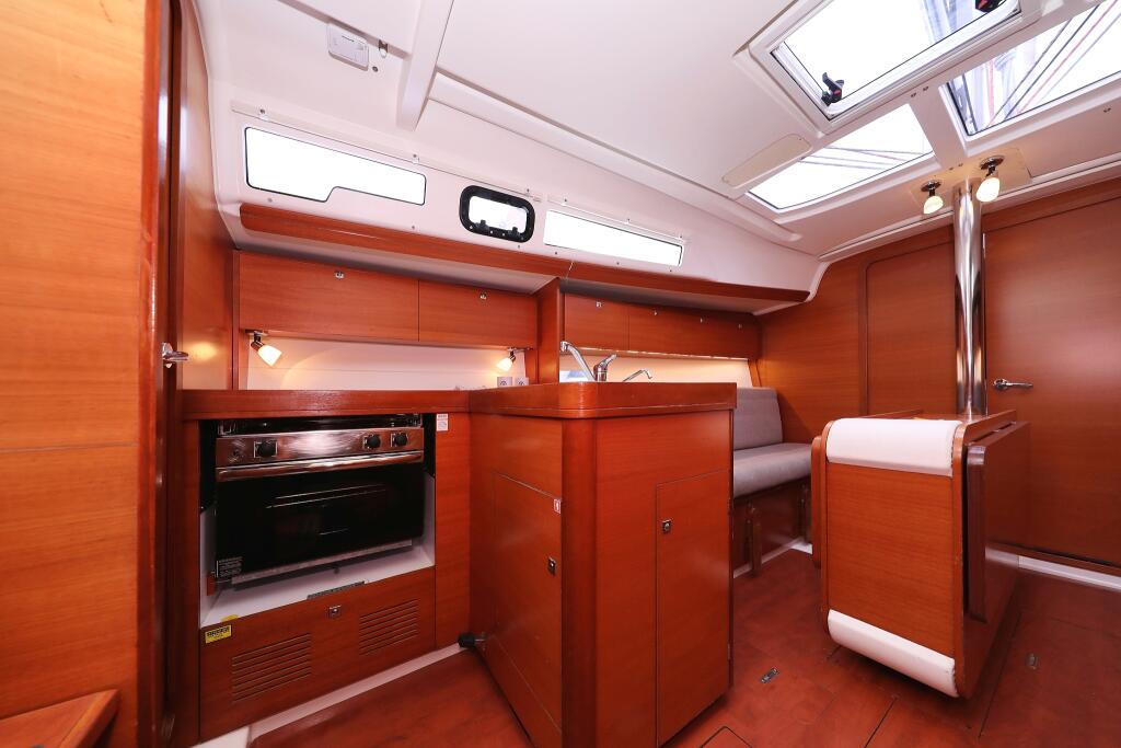 Sailing yacht 