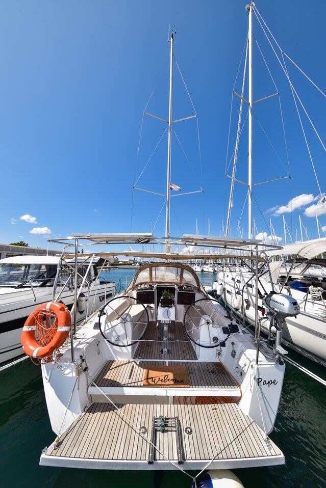 Sailing yacht 