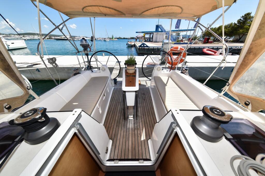 Sailing yacht 