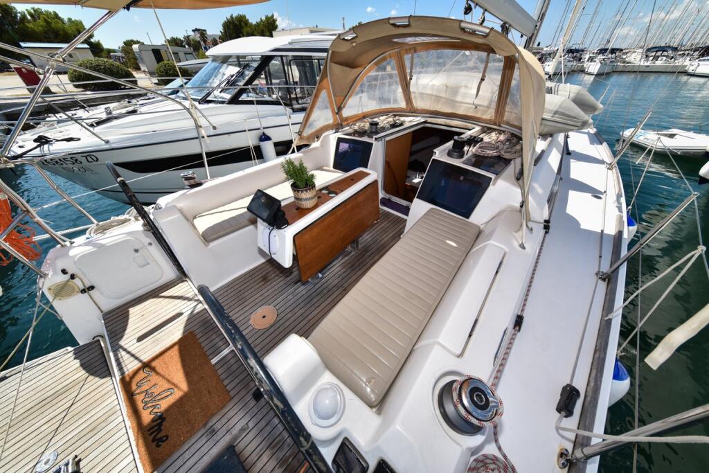 Sailing yacht 