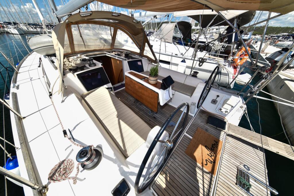 Sailing yacht 
