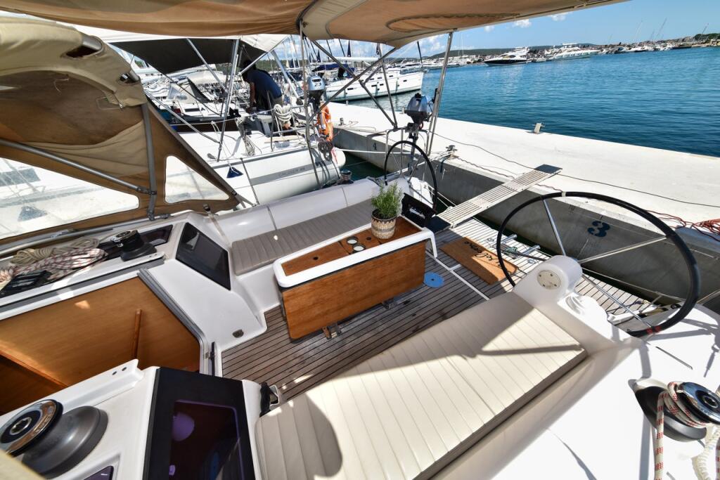 Sailing yacht 
