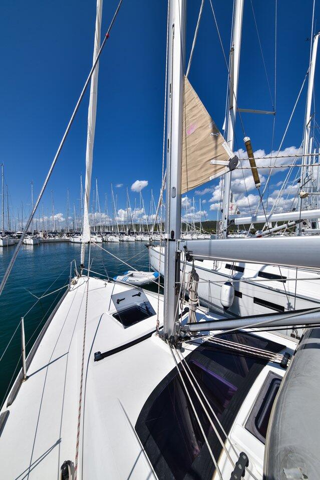 Sailing yacht 