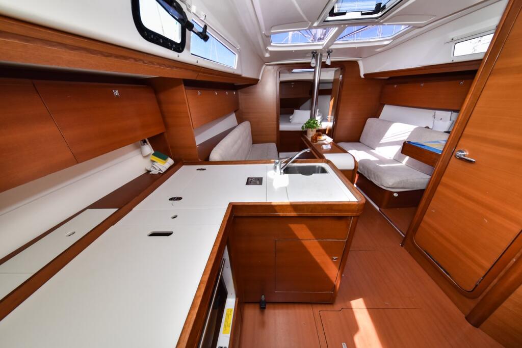 Sailing yacht 