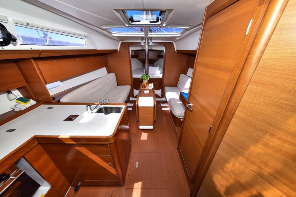 Sailing yacht 