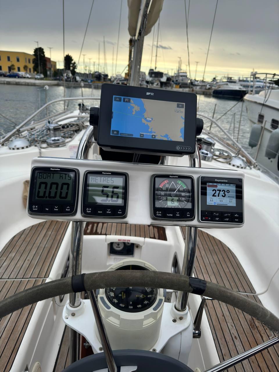 Sailing yacht 