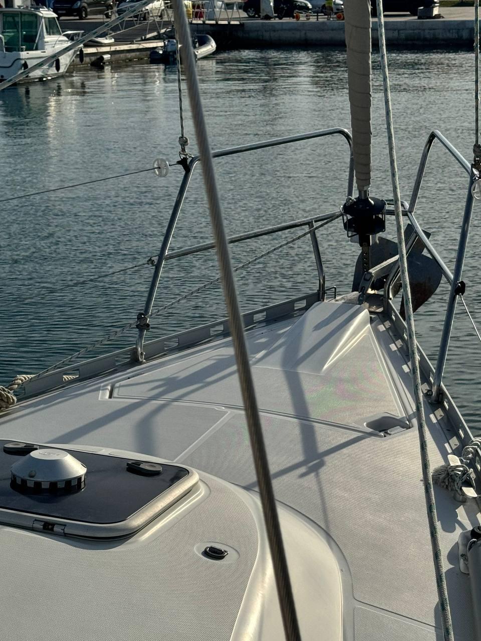 Sailing yacht 