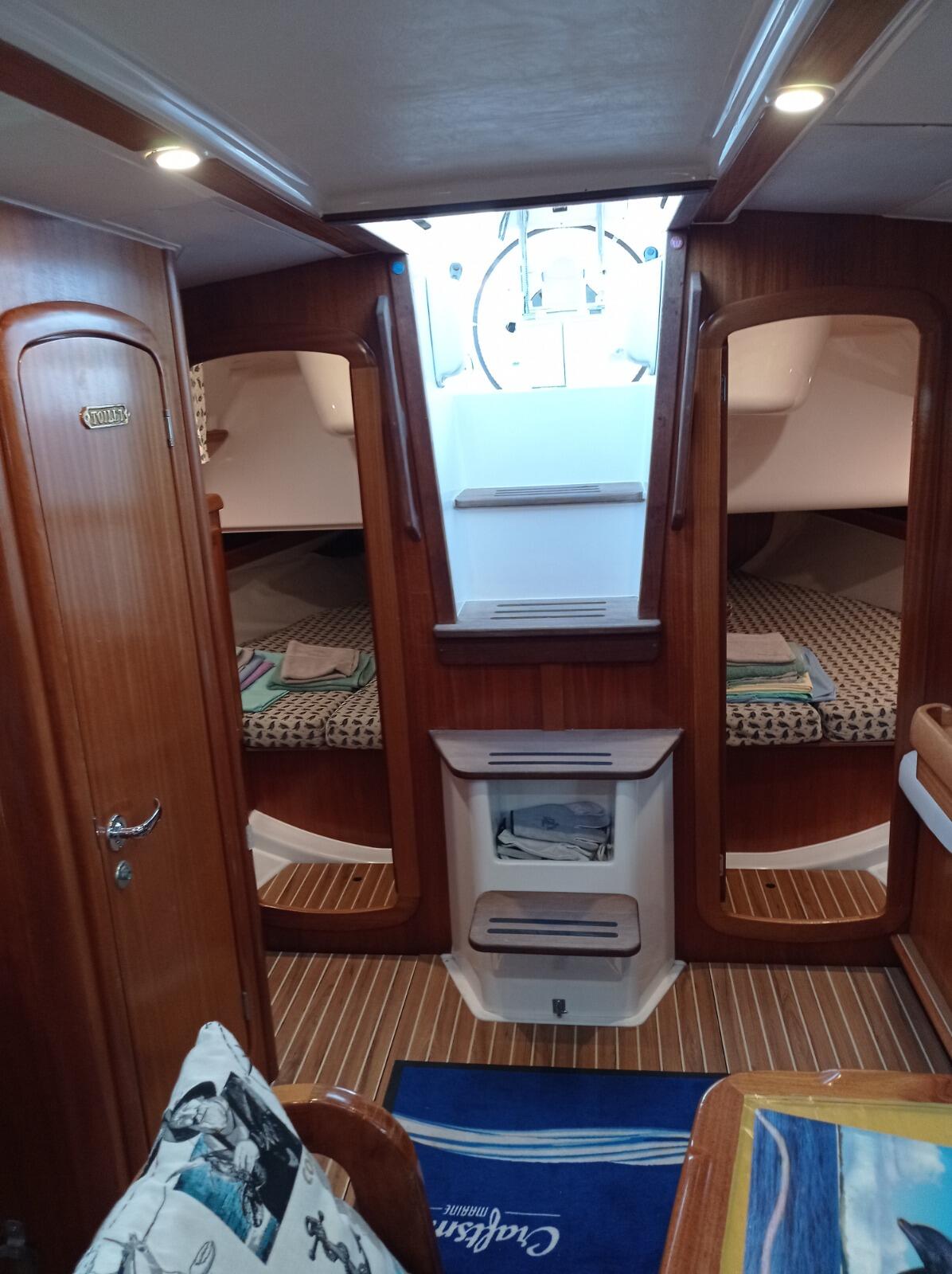 Sailing yacht 
