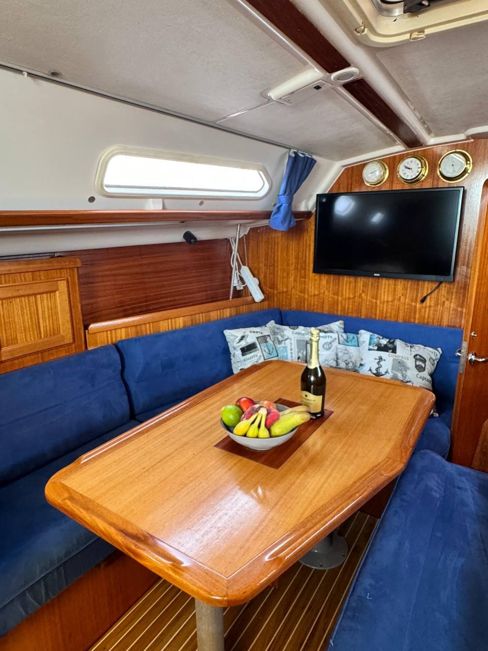 Sailing yacht 