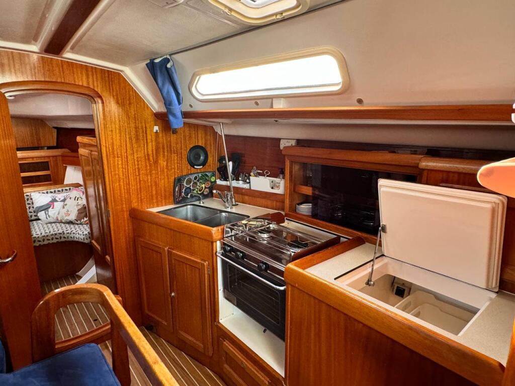 Sailing yacht 