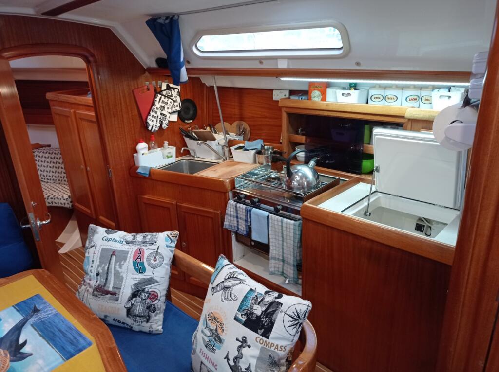 Sailing yacht 