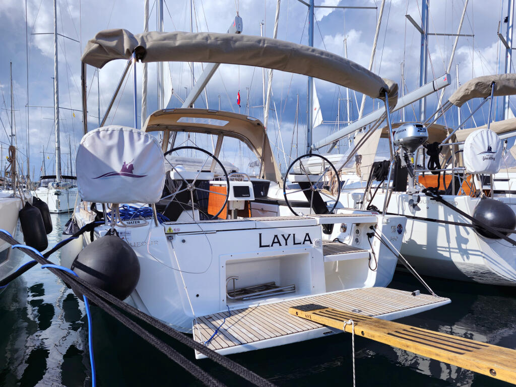 Sailing yacht 