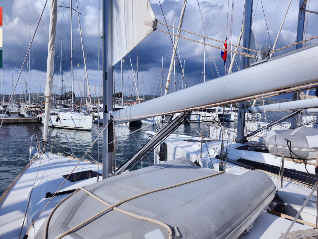 Sailing yacht 