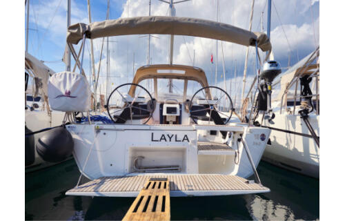 Sailing yacht 