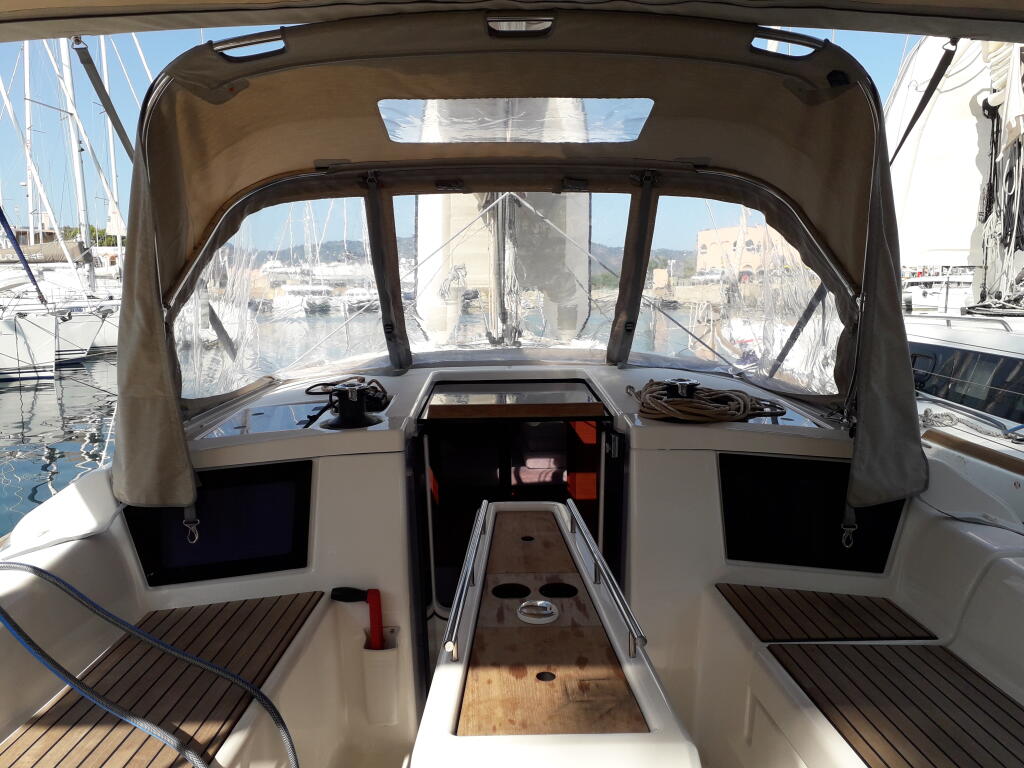 Sailing yacht 