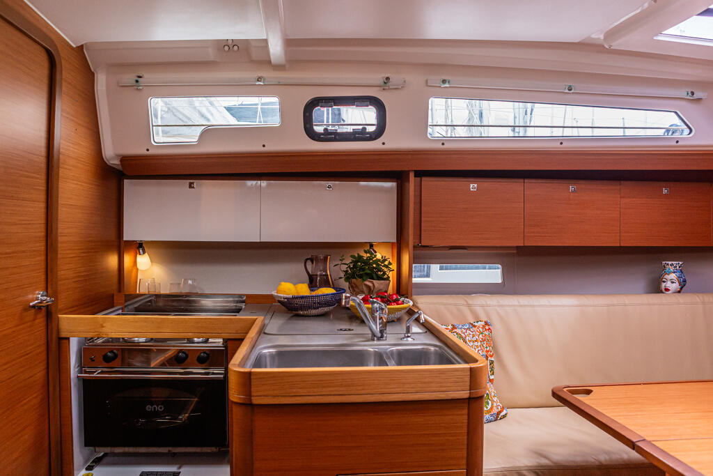 Sailing yacht 