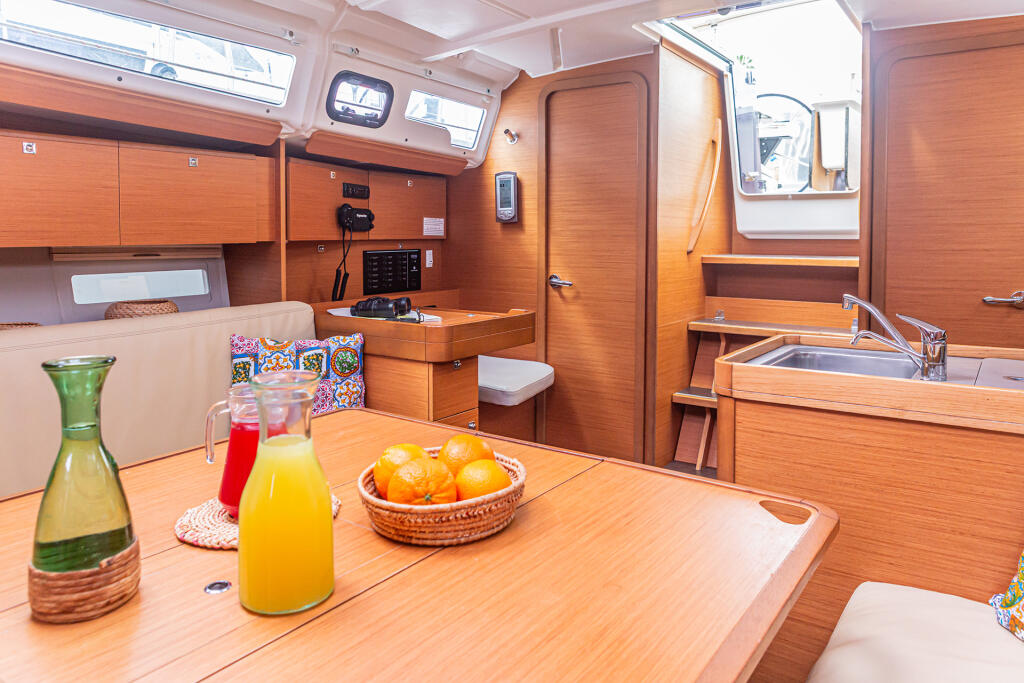 Sailing yacht 