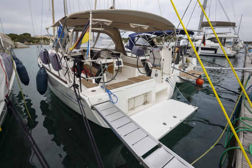 Sailing yacht 