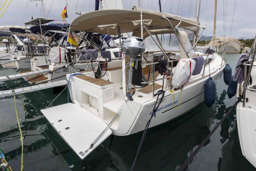 Sailing yacht 