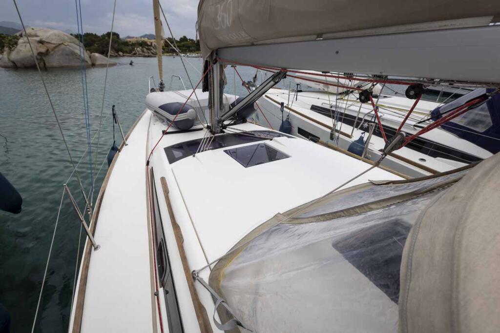 Sailing yacht 