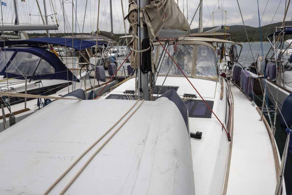 Sailing yacht 
