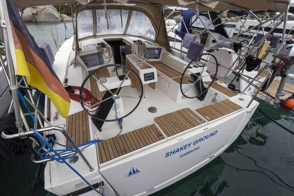 Sailing yacht 