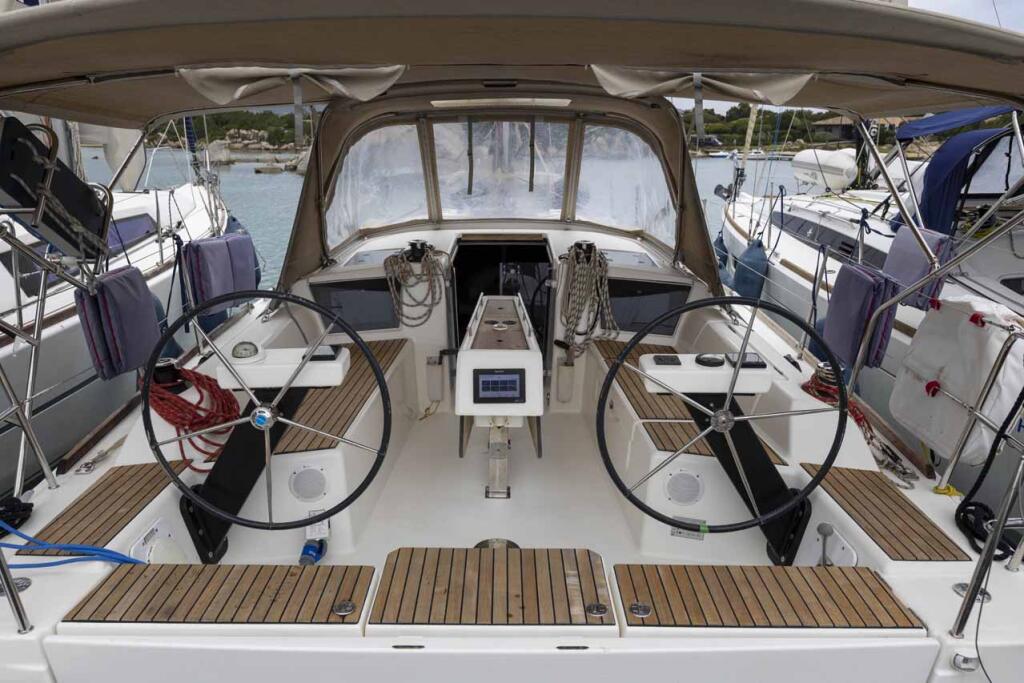 Sailing yacht 