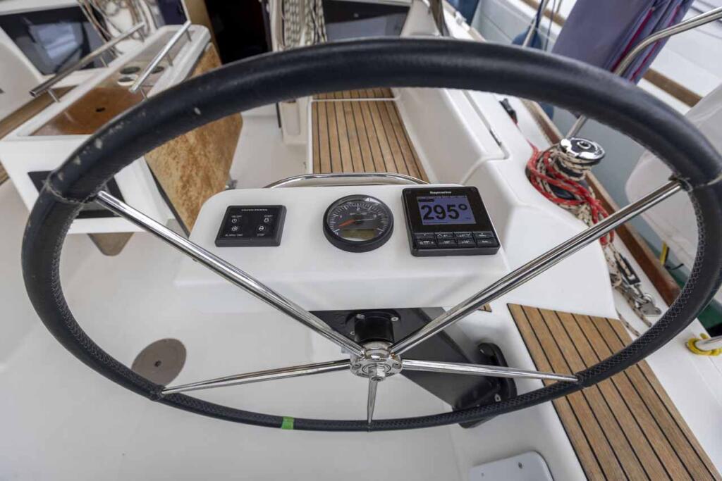 Sailing yacht 