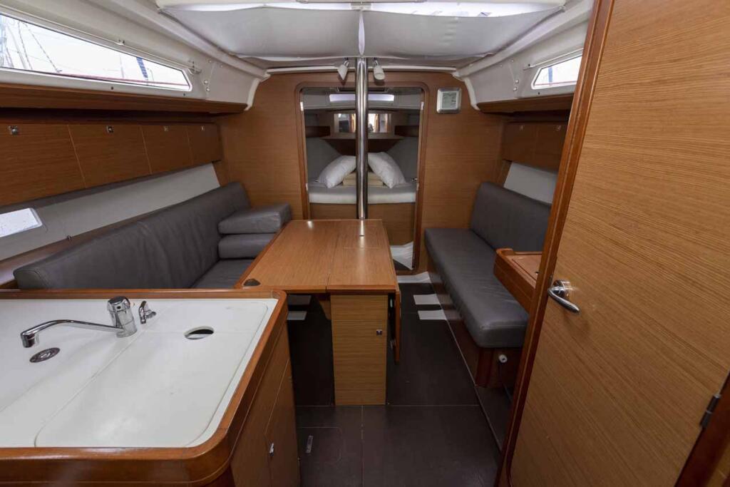 Sailing yacht 