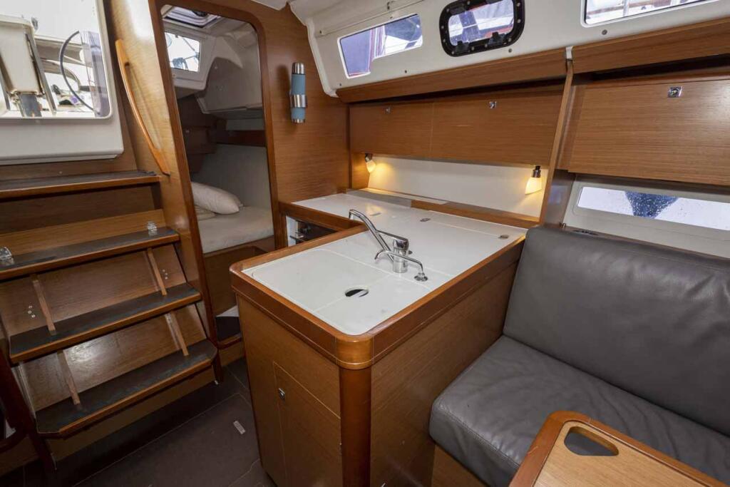 Sailing yacht 