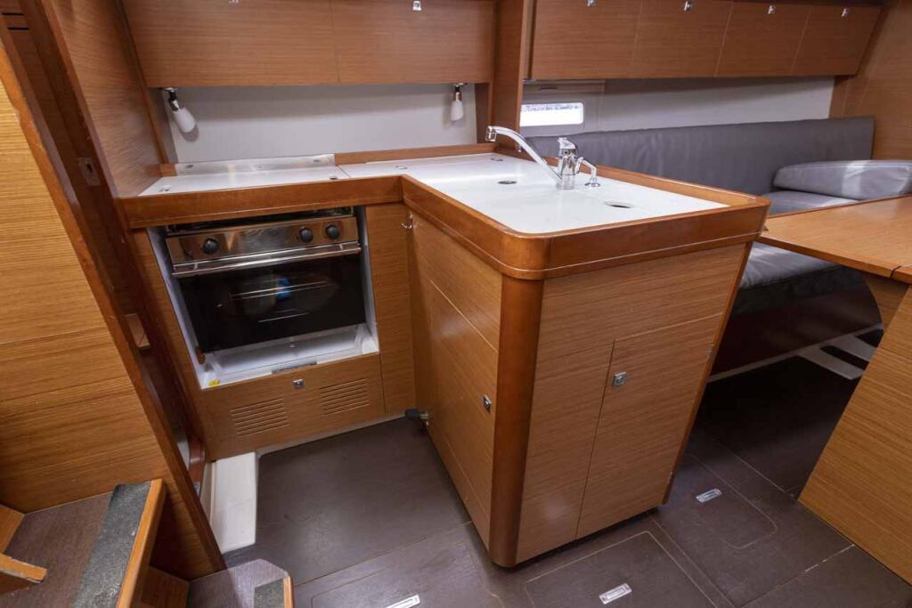 Sailing yacht 