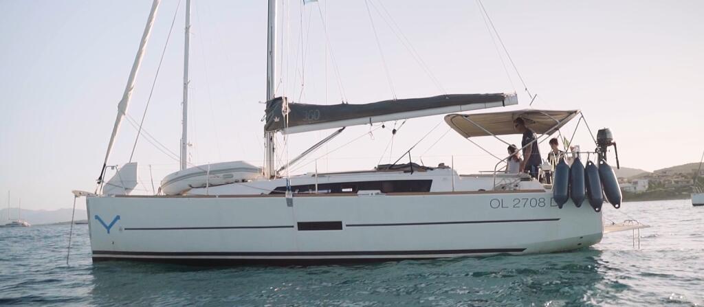 Sailing yacht 