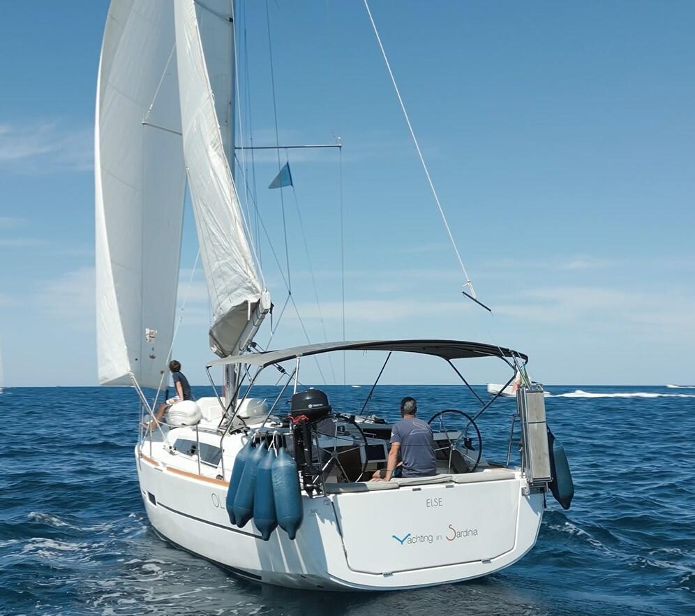 Sailing yacht 