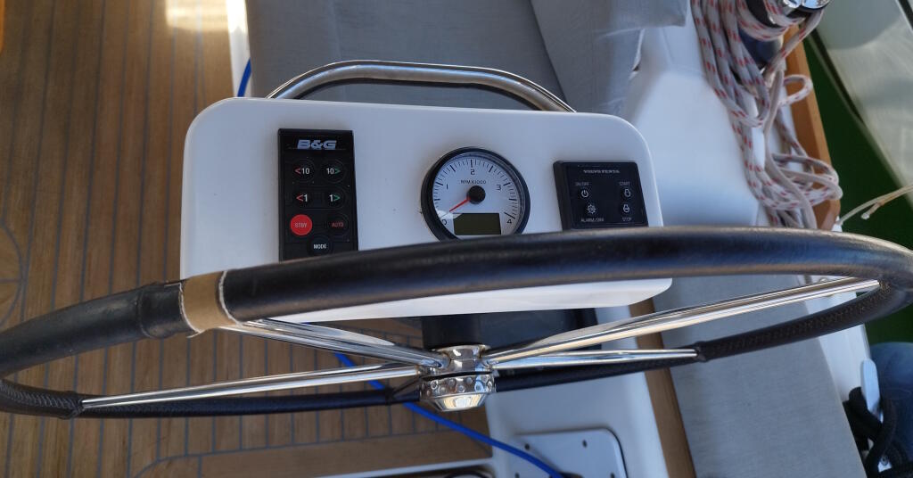 Sailing yacht 