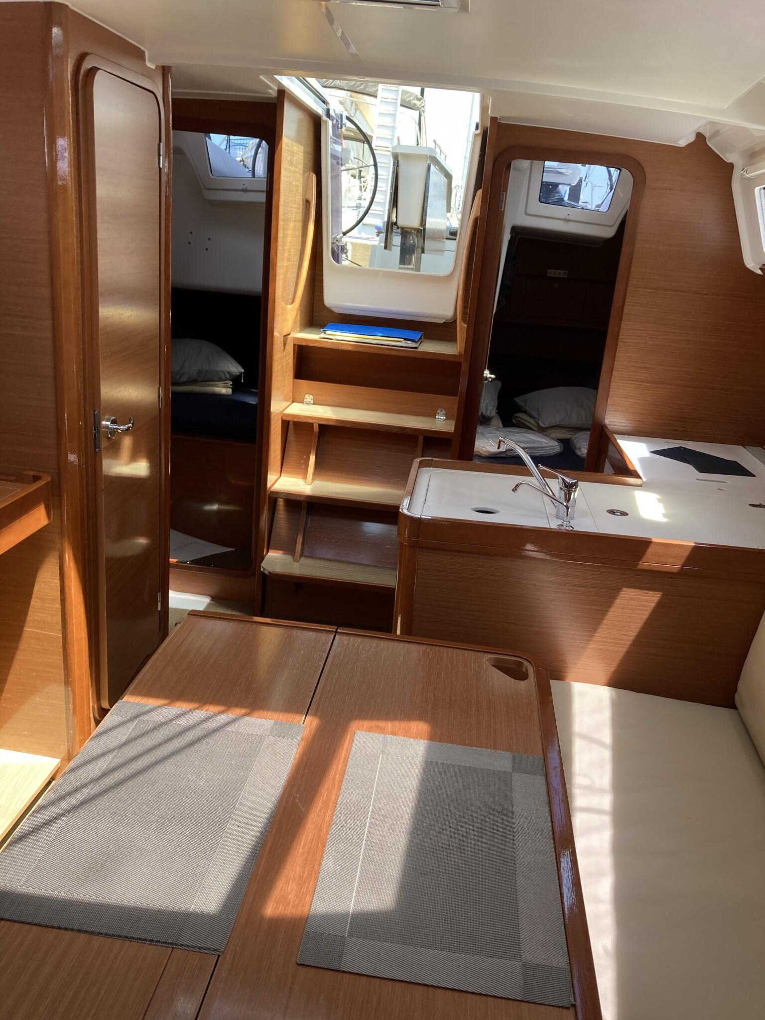 Sailing yacht 
