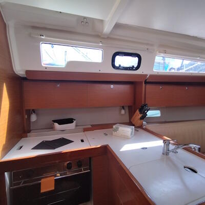 Sailing yacht 